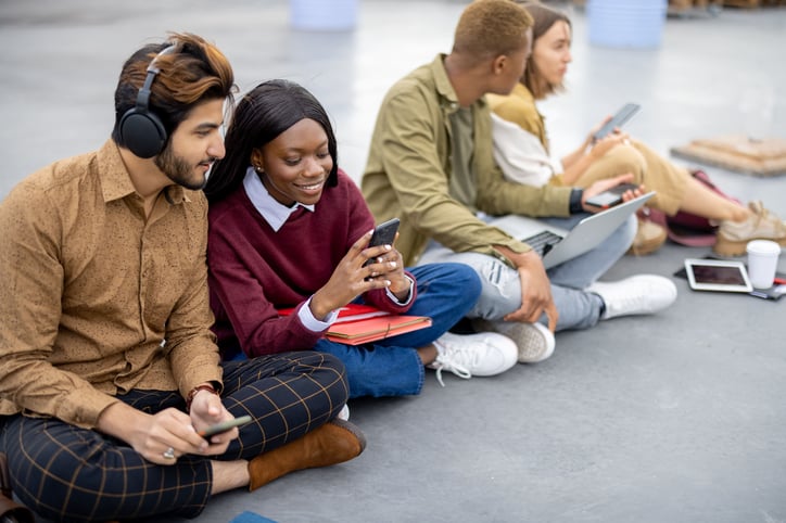 grupo-de-estudiantes-revisando-su-celular