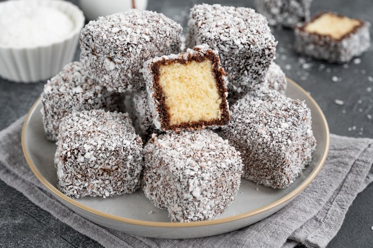 lamington-postre-glaceado-con-coco-y-chocolate
