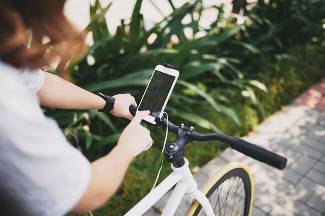 mujer-en-bicicleta-revisando-su-celular