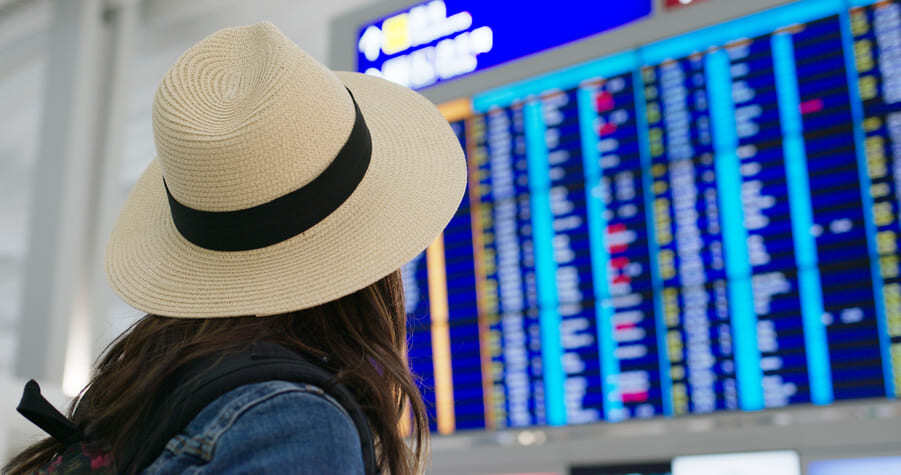 mujer-esperando-su-vuelo