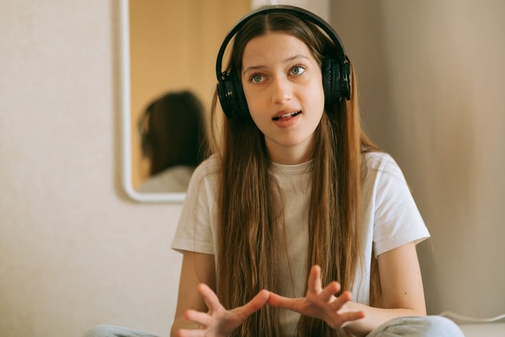 mujer-joven-con-auriculares